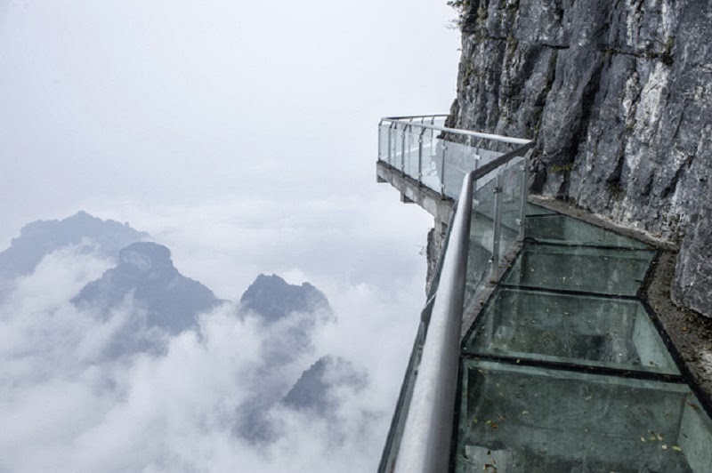 The Breathtaking Walk of Faith in Tianmen Mountains, China The Breathtaking Walk of Faith in Tianmen Mountains, China