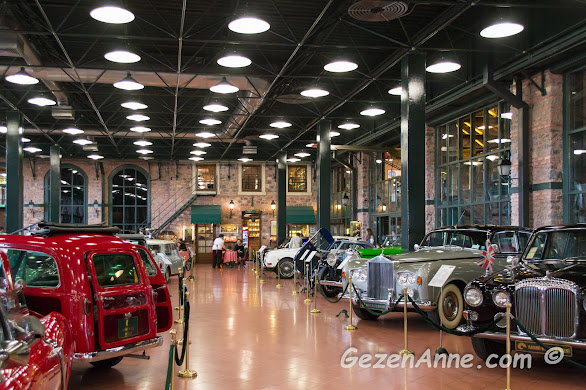 Rahmi M. Koç Müzesi'nin araba koleksiyonu ve arkada Demlik Kafe, İstanbul