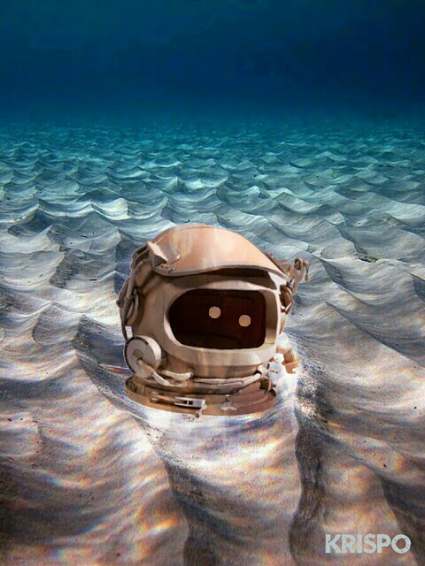 casco de astronauta con dos ojos en el fondo del mar