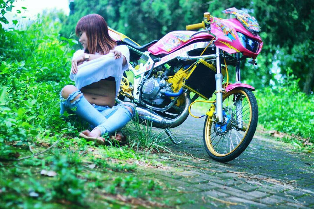 Cewek wiwik. Pose cewek Berkerudung