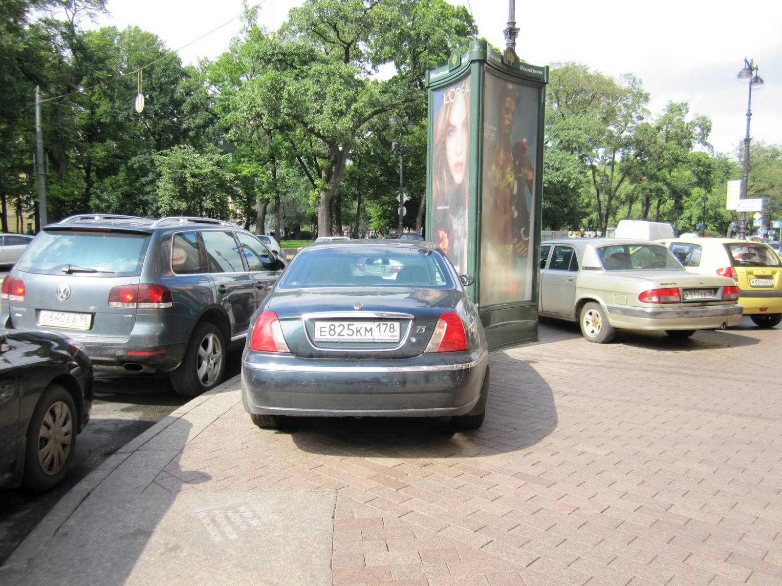 Можно ли парковать мотоцикл. Парковка на тротуаре. Тротуар парковка машины. Машина припаркована на тротуаре. Парковка транспортных средств на тротуаре.