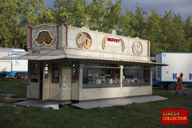 Devant le chapiteau, les employés du cirque Knie installent le grand et le petit buffet puis montent la tente d'entrée du cirque. ( Bulle le 24 septembre 2018 ) photo Philippe Ros