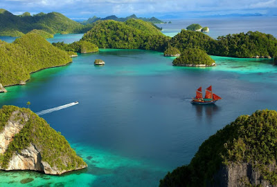 Kapal Pinisi di Raja Ampat Kapal Pinisi di Raja Ampat