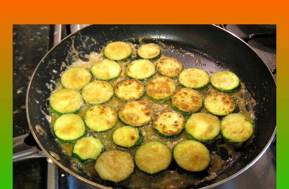 Сколько жарить кабачки с каждой стороны. Кабачки жареные на сковороде кружочками в муке. Кабачки жареные на сковороде в муке. Как красиво подать жареные кабачки на стол фото. Кабачки жареные на сковороде.