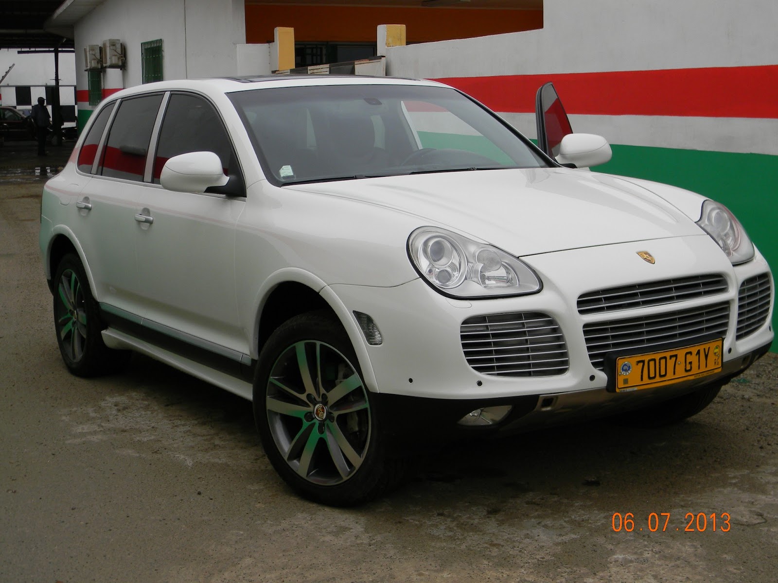 GARAGE FÉDÉRAL LIBREVILLE PEINTURE PORSCHE CAYENNE CHANGEMENT DE TEINTE DU NOIR AU BLANC