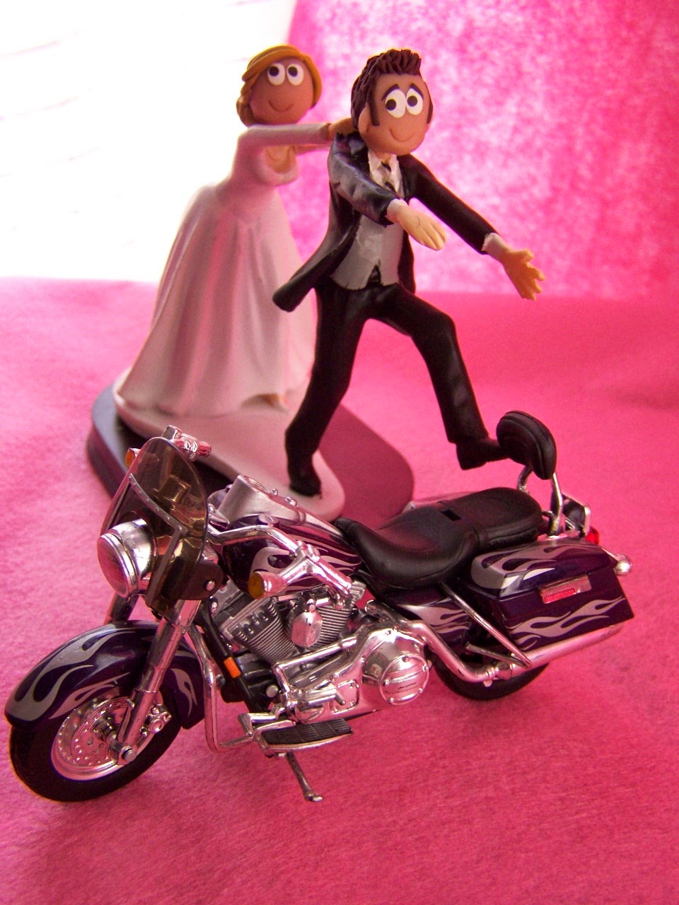Tarta de boda con figuras de novios en moto - AUxai Tartas