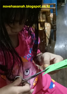 proses menggunting ornamen sebenarnya tidak terlalu sulit untuk anak-anak yang muda, karena sewaktu di TK mereka sudah diajarkan dan dilatih menggunting beragam bentuk sederhana proses menggunting ornamen sebenarnya tidak terlalu sulit untuk anak-anak yang muda, karena sewaktu di TK mereka sudah diajarkan dan dilatih menggunting beragam bentuk sederhana