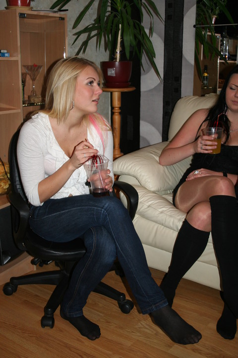 Lots of candid pantyhose feet.