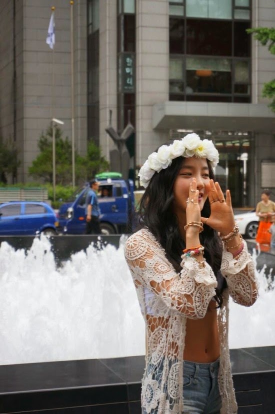 kim bohyung spica hanya gunakan bikini di jalanan kim bohyung spica hanya gunakan bikini di jalanan