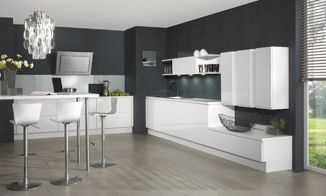 cocina-blanca-con-pared-oscura2