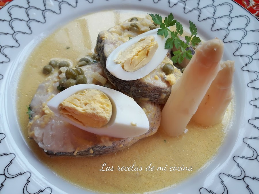 Merluza en salsa de huevo duro y su culin de sidra 
