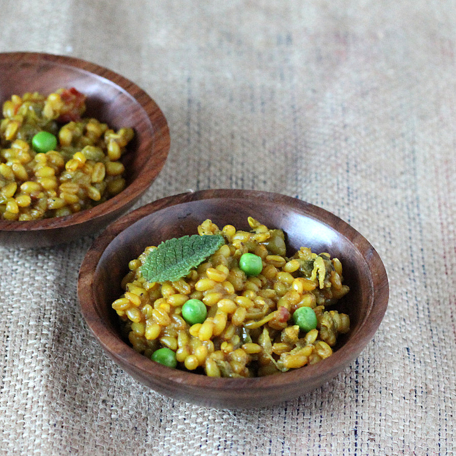 Wheat Berry Pilaf with red bell pepper, onion, peas. vegan recipe