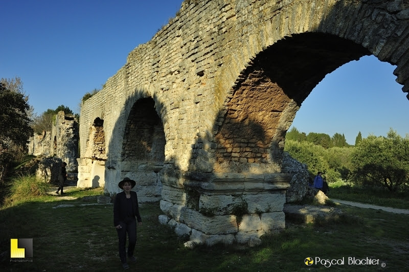 valerie blachier devant l'aqueduc de barbegal photo Pascal Blachier