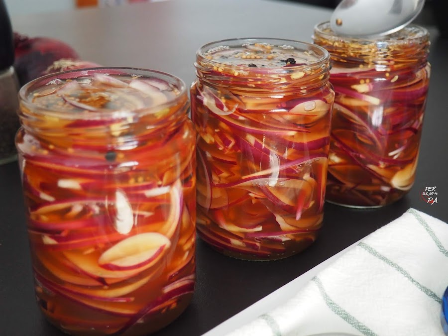 Cebollas rojas encurtidas en una salmuera agridulce de vinagre y especias