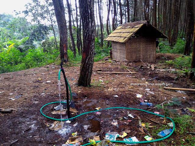 Mushola dengan air yang melimpah Mushola dengan air yang melimpah