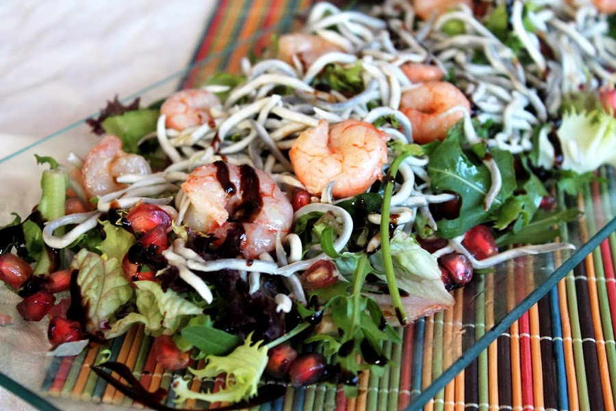 ensalada templada de angulas sucedáneas, langostinos y granada