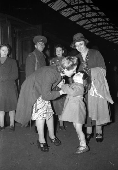 The Butterfly Balcony - Picture Posts - A Girl Joins Up - Women in Wartime