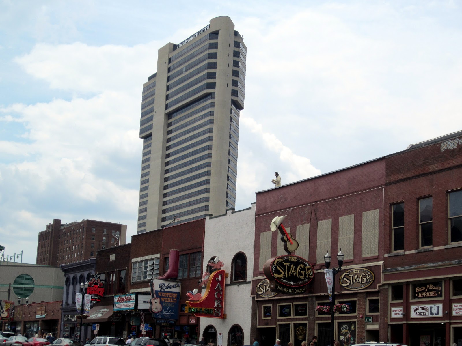 hotels close to broadway in nashville