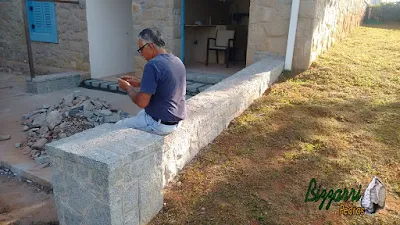 Revestimento com pedras folhetinha de paralelepípedo rachado com as escadas de pedra folheta, os revestimento de pedra na parede em área de serviço de sede de fazenda em Atibaia-SP.