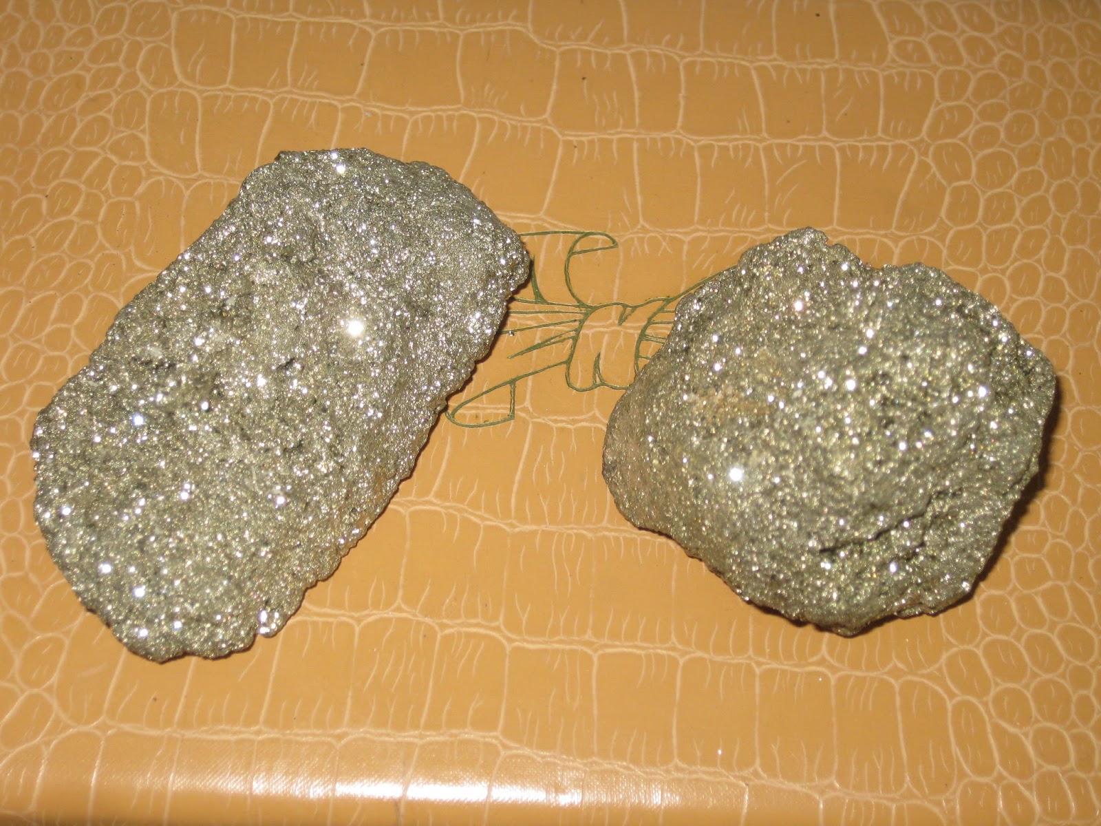 пирит самородок. пирит золото для дураков. пирит самородок. камень блестит золотом. пирит самородок.