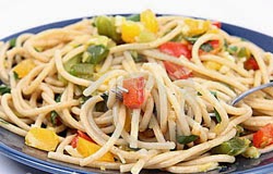 Spagečiai su daržovėmis Spagečiai su daržovėmis receptas, spageti makaronai