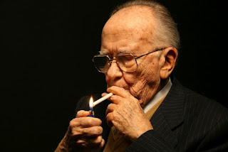 Santiago Carrillo Solares (Gijón, 1915 - Madrid, 2012) y su inseparable cigarrillo 'Peter Stuyvesant'