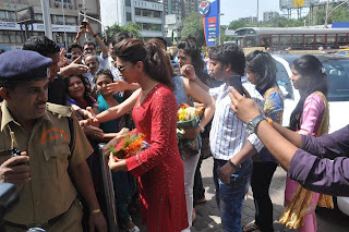 Deepika Padukone Visits Siddhivinayak Temple for YJHD success