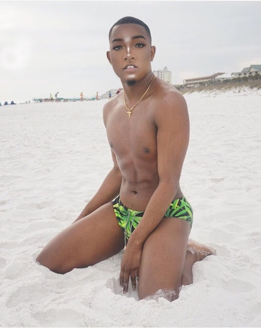  Check out this interesting photos of a black American gay makeup artist