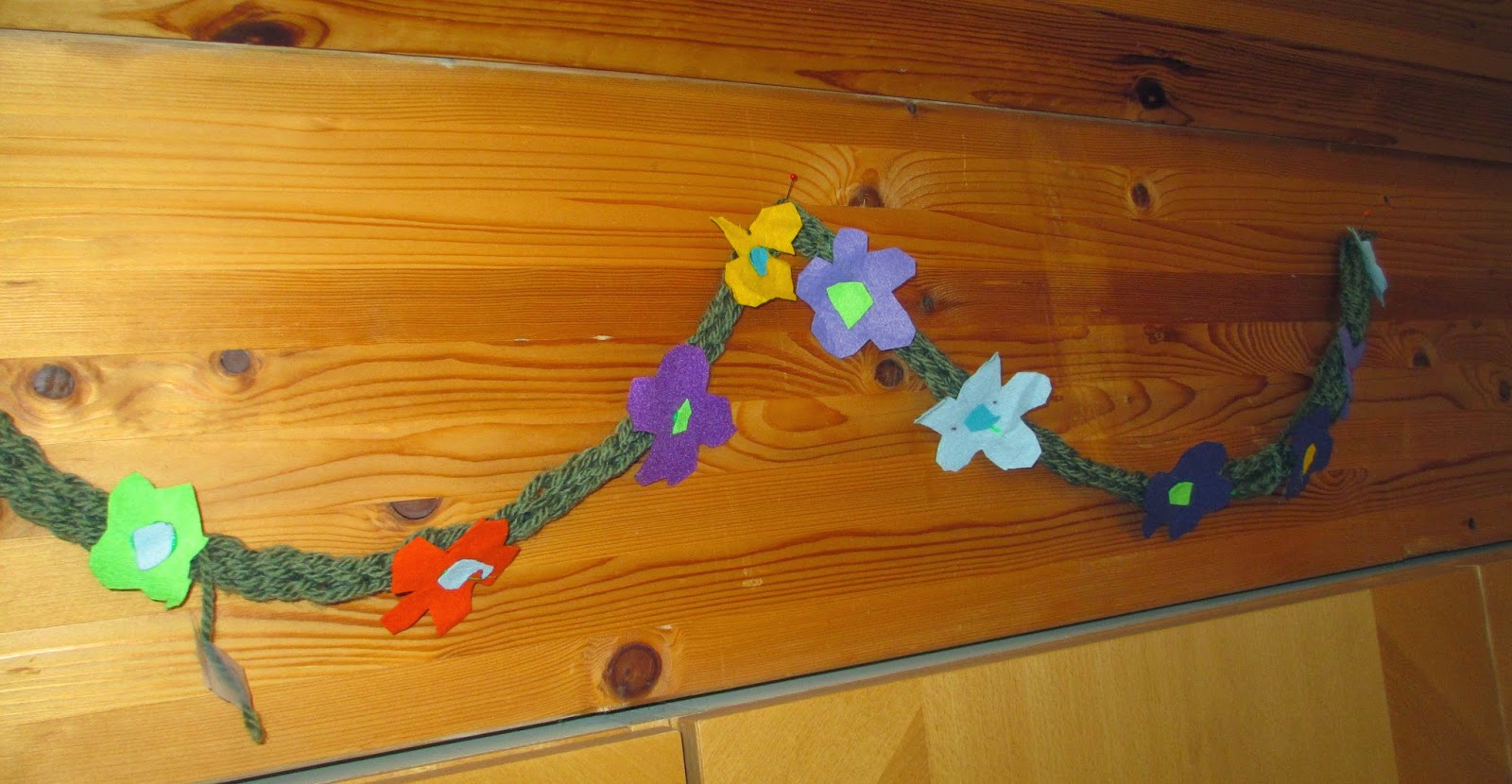 Märlimuus: Fingerstricken - Blütengirlande - Anleitung