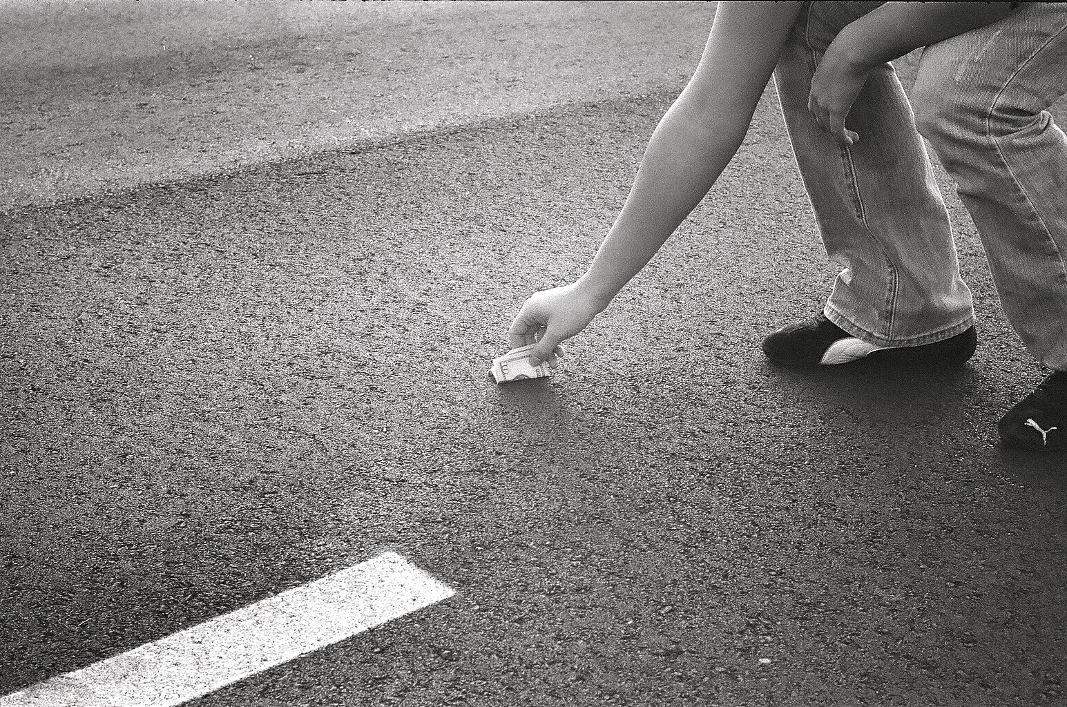 что нельзя поднимать на улице. подобрать мусор. Pick up litter. Photo of a picture where people clean the nature. экологический активизм.