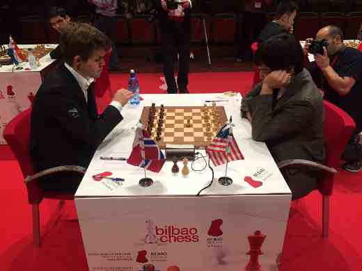 Ronde 9: Le début de la partie d'échecs du jour entre le leader du tournoi Magnus Carlsen et Wesley So - Photo © Juan Carlos Fdez Ronde 9: Le début de la partie d'échecs du jour entre le leader du tournoi Magnus Carlsen et Wesley So - Photo © Juan Carlos Fdez
