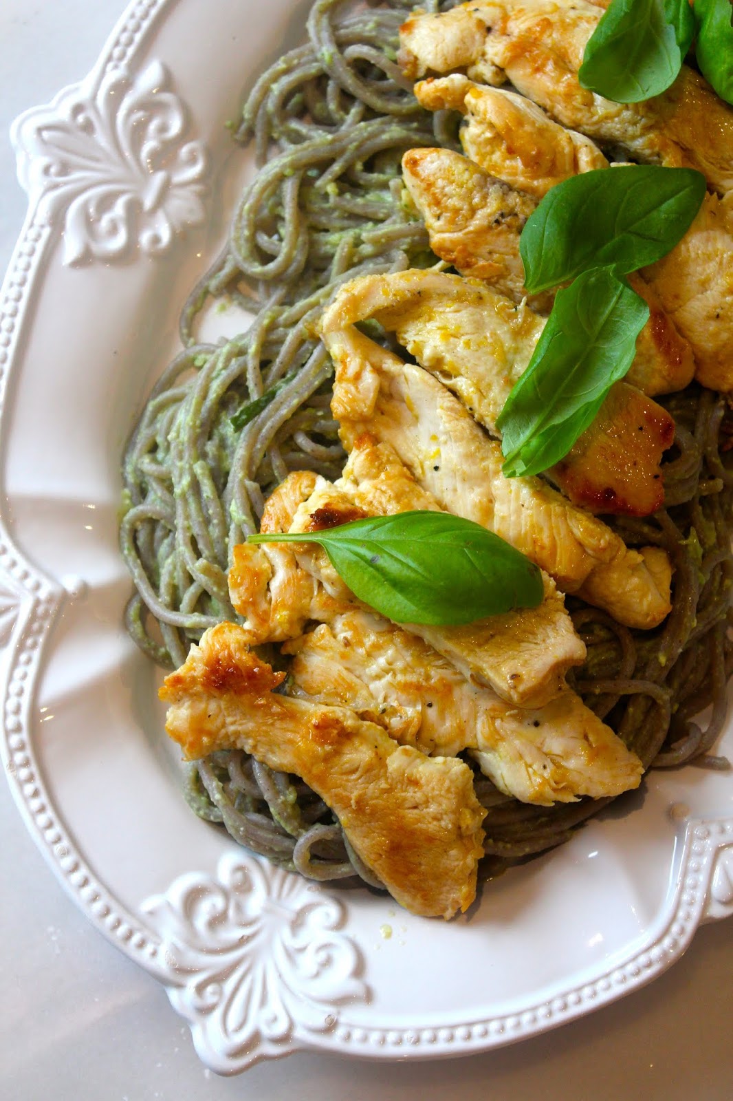 Frango com Limão e Gengibre com Esparguete com Pesto de Abacate e Manjericão