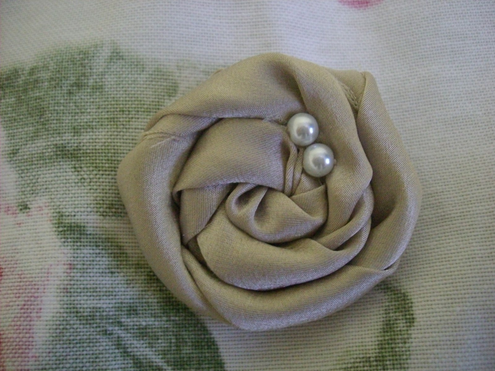 the crafty girl DIY How to make fabric rosettes