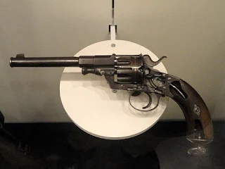 [[File:Germany revolver, Model 1879 - National World War I Museum - Kansas City, MO - DSC07464.JPG|thumb|Germany revolver, Model 1879 - National World War I Museum - Kansas City, MO - DSC07464|alt=Germany revolver, Model 1879 - National World War I Museum - Kansas City, MO - DSC07464.JPG]]ソース｜Wikipedia｜<a href="https://ja.wikipedia.org/wiki/%E3%83%A9%E3%82%A4%E3%83%92%E3%82%B9%E3%83%AA%E3%83%9C%E3%83%AB%E3%83%90%E3%83%BC" target="_blank">ライヒスリボルバー</a>