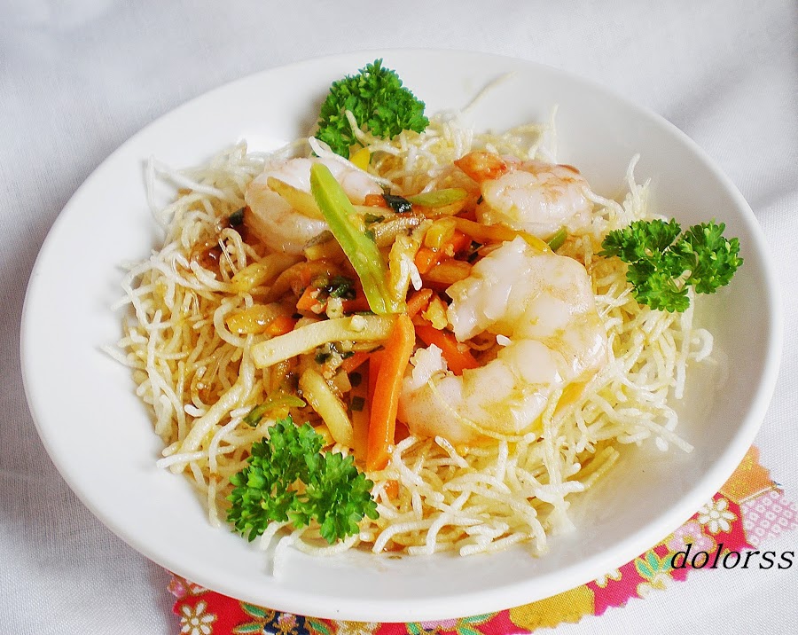 Fideos de arroz crujientes con verduras de colores y gambas. Un plato de lo más original