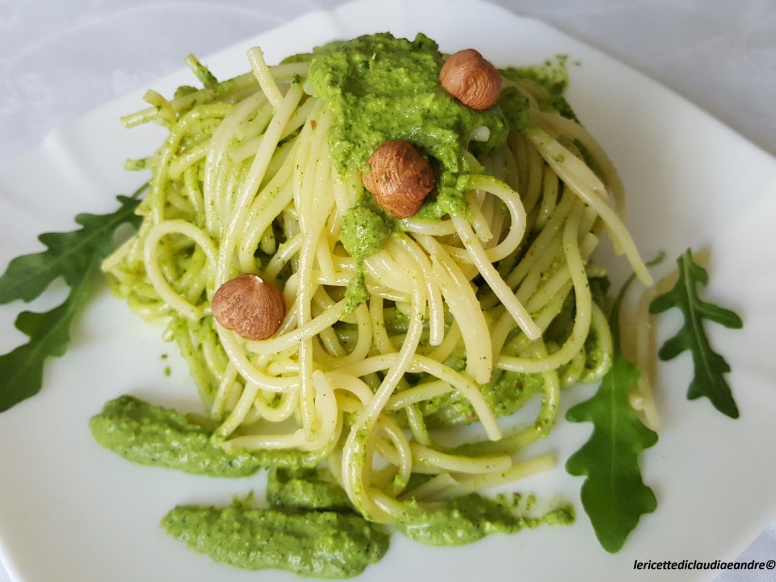 Spaghetti con pesto di rucola e nocciole