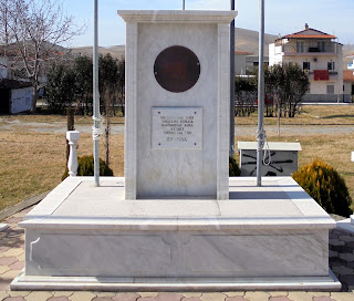 το μνημείο πεσόντων στα Κοίλα της Κοζάνης