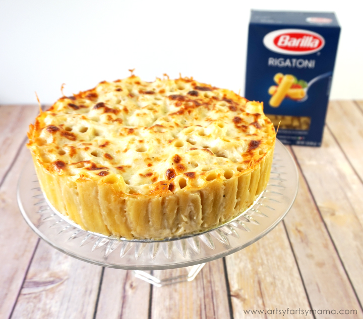 Make some Cheesy Alfredo Rigatoni Pie for a romantic night in and download a free printable card! #StayInWithPasta