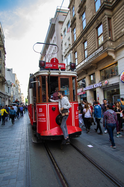 Tram rosso su Istiklal caddesi-Istanbul