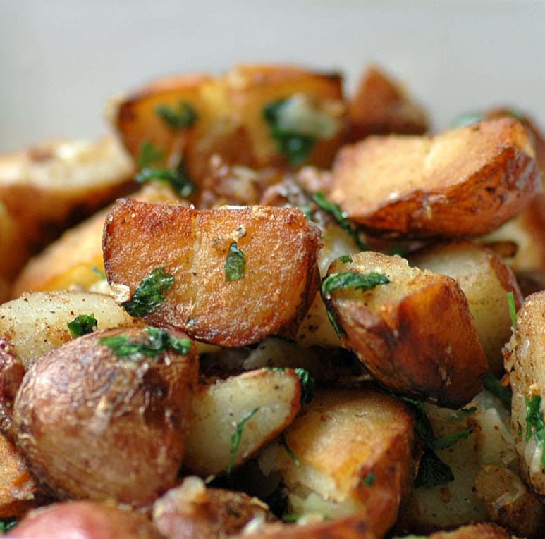 Как пожарить картошку с печенью. Жареная картошка с луком. Картошка с грибами в духовке. Жареная картошка с кальмарами в сковороде. Жареная картошка с беконо.