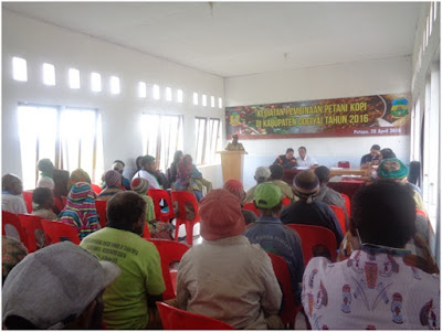 Emanuel Dogomo, S.Pt., M.Si Plt. Kepala Dinas Pertanian dan Perkebunan Kabupaten Dogiyai, saat membuka Kegiatan Pembinaan Petani Kopi di Balai Aula, Putapa, Distrik Kamuu, di Kabupaten Dogiyai, Kamis (28/04/2016) siang. Foto: YD/Beko.com