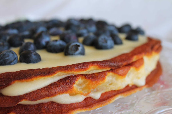 Tarta de chocolate blanco con lemon curd y arándanos