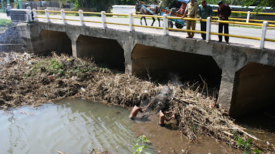 Sepekan Hujan, Sampah di Jembatan Rabasalo Menumpuk