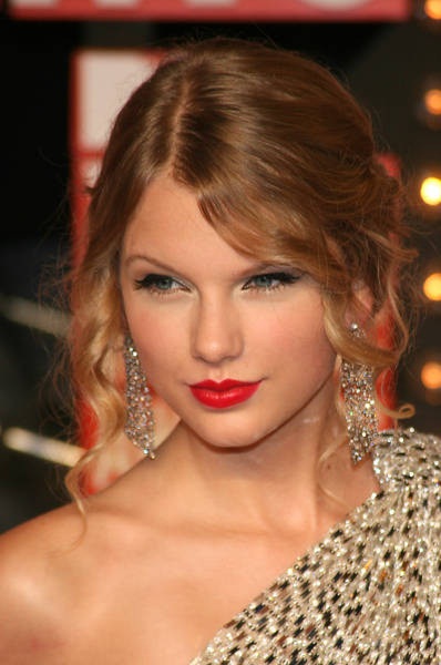 All Top Hollywood Celebrities: Beautifull young Tylor Swift....