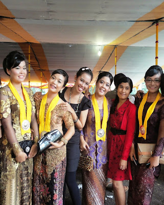 Koleksi Kebaya Untuk Wisuda Modern Terbaru Koleksi Kebaya Untuk Wisuda Modern Terbaru