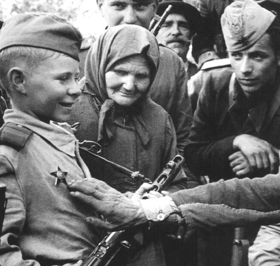 29 Vintage Photos of Child Soldiers in World War II Vintage Everyday
