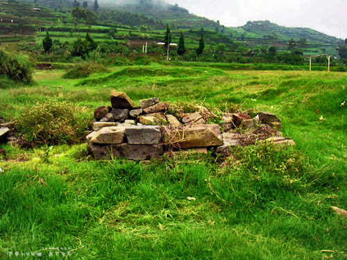 Reruntuhan di Komplek Candi Arjuno