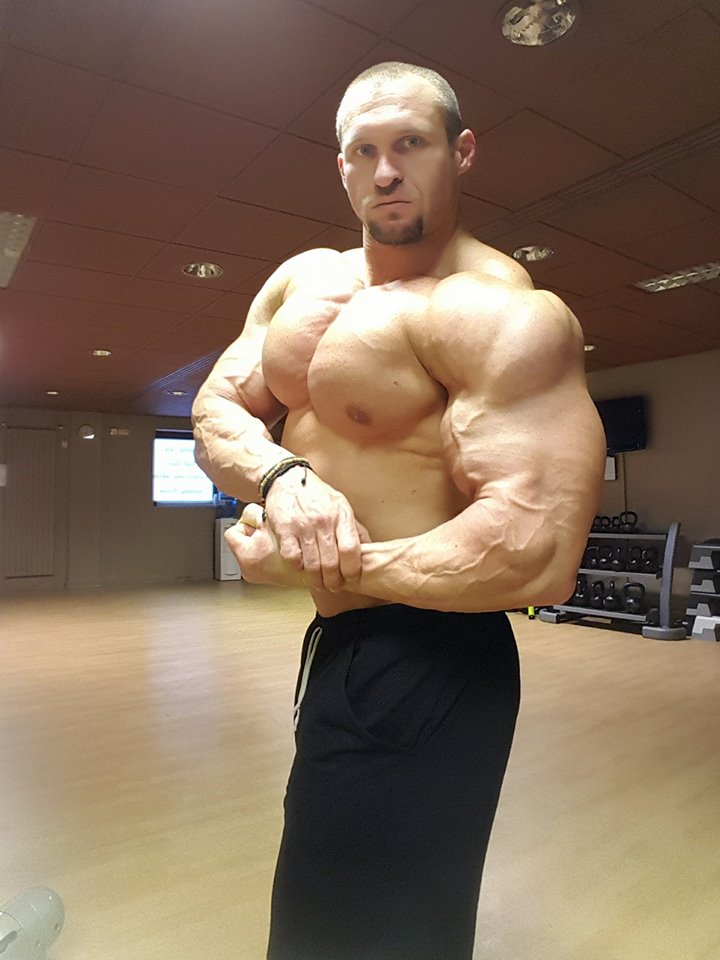 world bodybuilders pictures: lukas gabris using muscles 