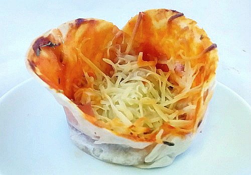 Pizza de jamón york y queso en forma de vasitos