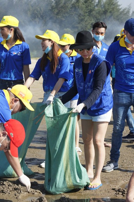 Thu Minh gian di don rac o bai bien Thanh Hoa - Anh 2